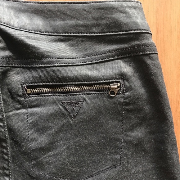🆕 GUESS Shiny/Leather-Like Jeans - Picture 7 of 8